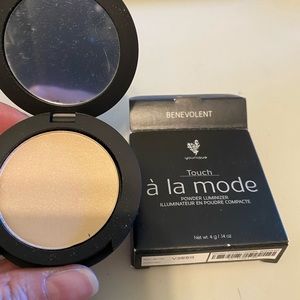 Ala Mode powder luminizer